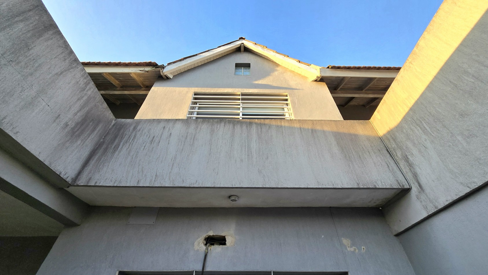 AMPLIA Y MODERNA CASA DE 5 AMBIENTES