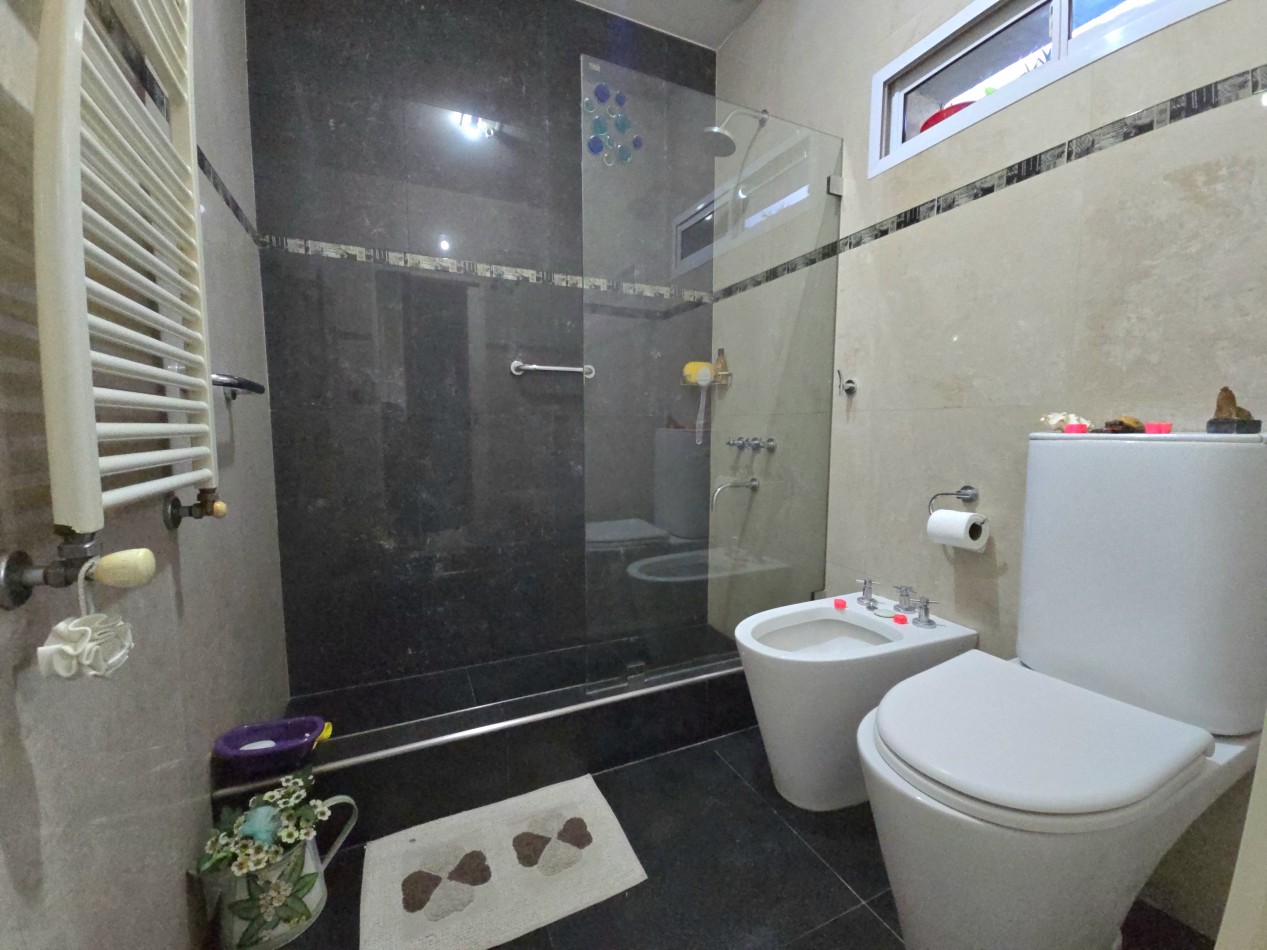 AMPLIA Y MODERNA CASA DE 5 AMBIENTES