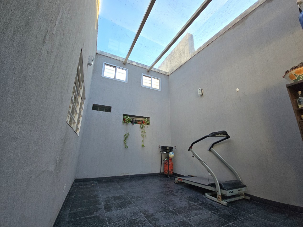 AMPLIA Y MODERNA CASA DE 5 AMBIENTES