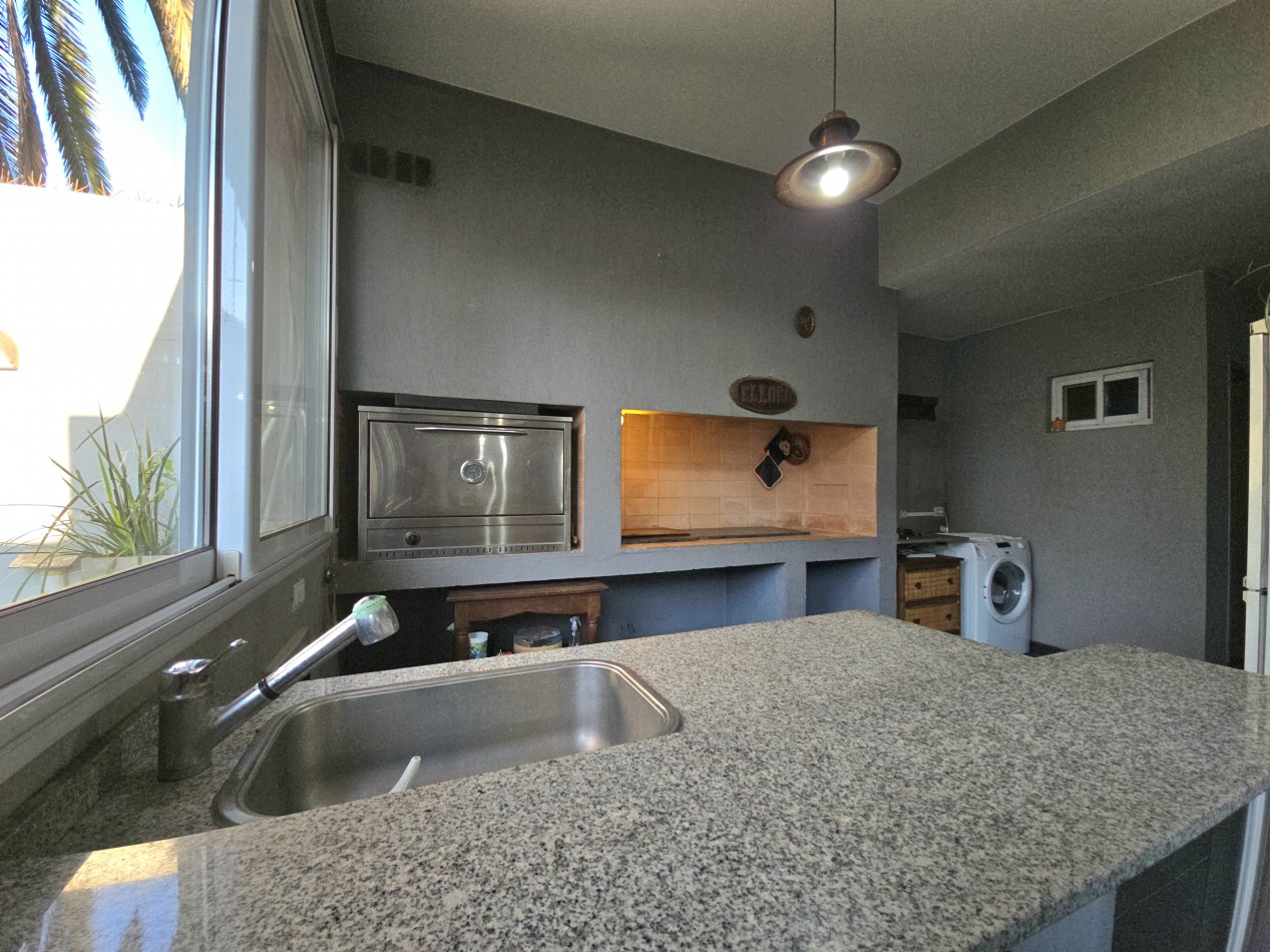 AMPLIA Y MODERNA CASA DE 5 AMBIENTES