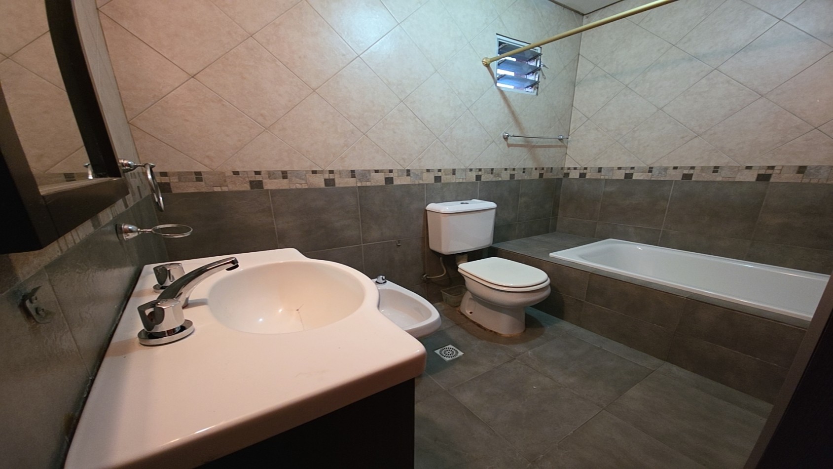 DEPARTAMENTO 4 AMBIENTES CON PATIO, SIN EXPENSAS