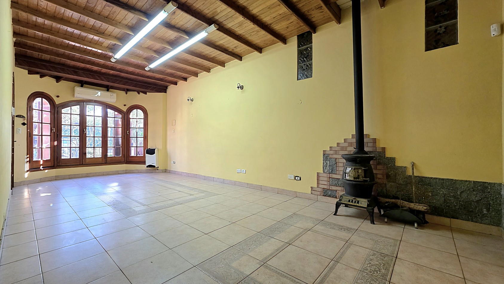 AMPLIO CHALET EN MUY BUEN BARRIO