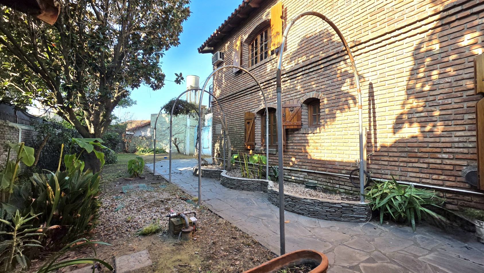 AMPLIO CHALET EN MUY BUEN BARRIO