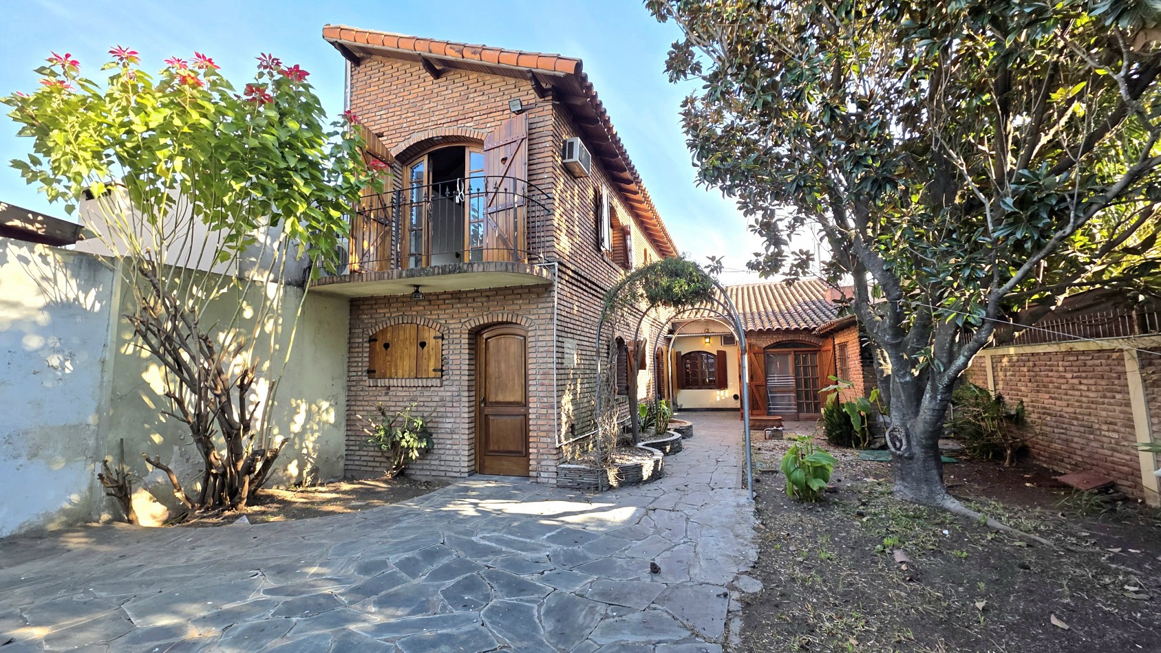 AMPLIO CHALET EN MUY BUEN BARRIO