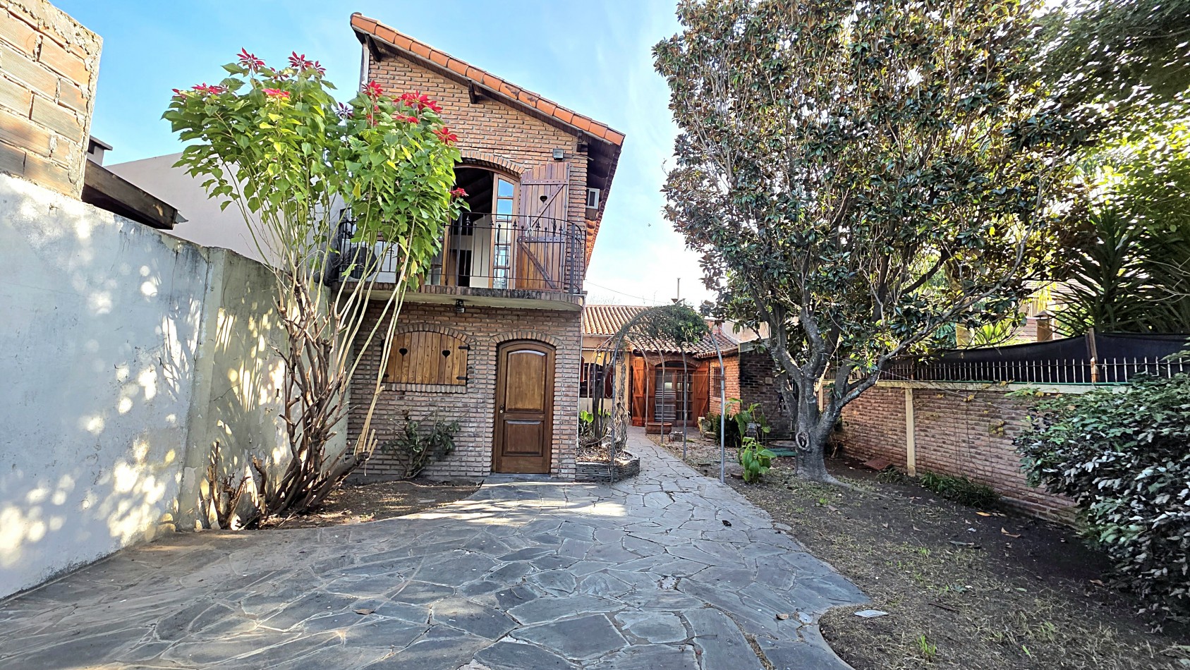 AMPLIO CHALET EN MUY BUEN BARRIO