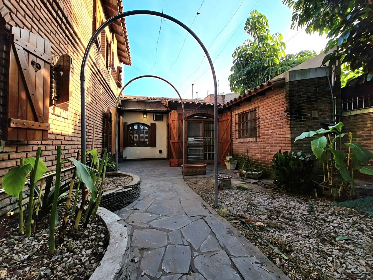 AMPLIO CHALET EN MUY BUEN BARRIO