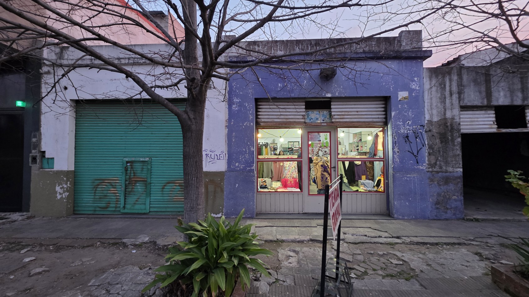 7 LOCALES COMERCIALES SOBRE AVENIDA