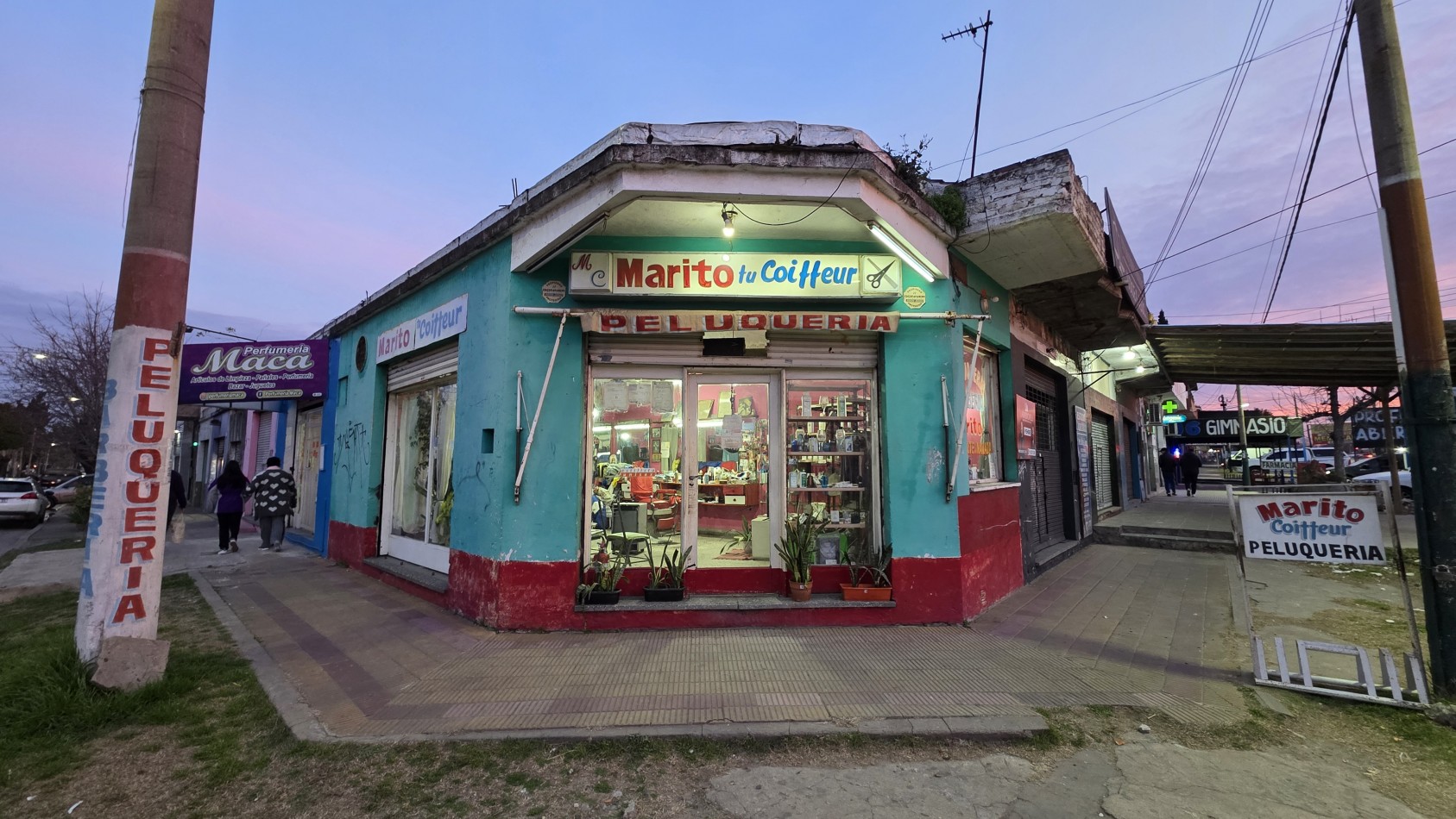 7 LOCALES COMERCIALES SOBRE AVENIDA