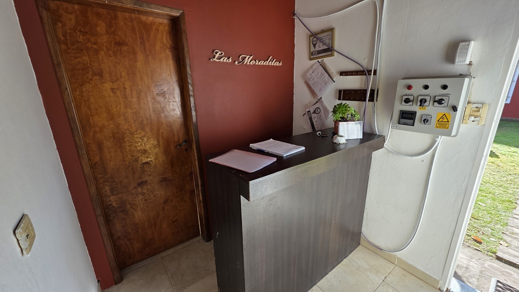OPORTUNIDAD DE INVERSION, COMPLEJO DE 5 CABAÑAS A METROS DE LA LAGUNA + POSIBILIDAD DE CASA LINDERA