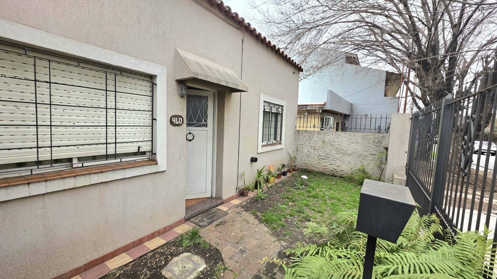 CASA CON GARAGE Y FONDO (apta credito)