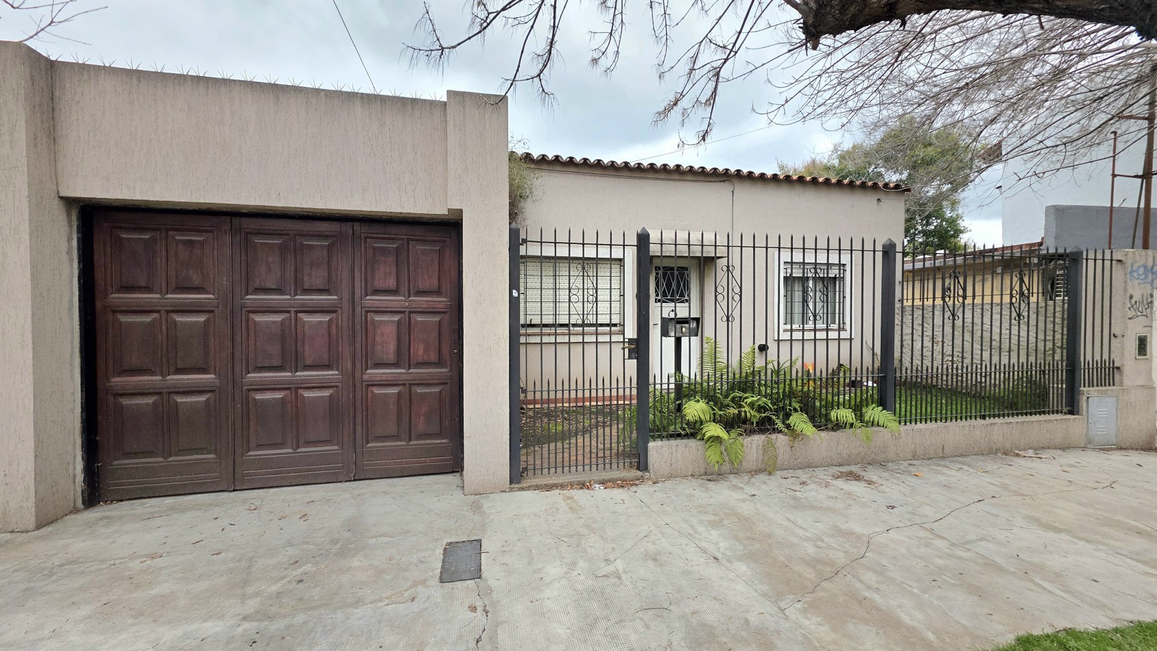 CASA CON GARAGE Y FONDO (apta credito)