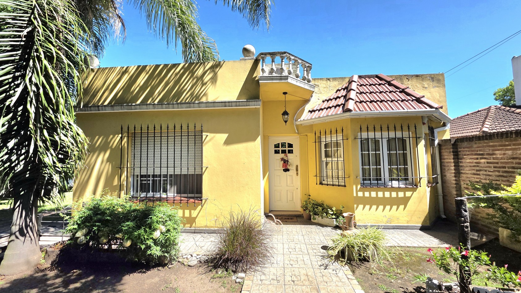 CASA 3 AMBIENTES CON PARQUE Y PILETA