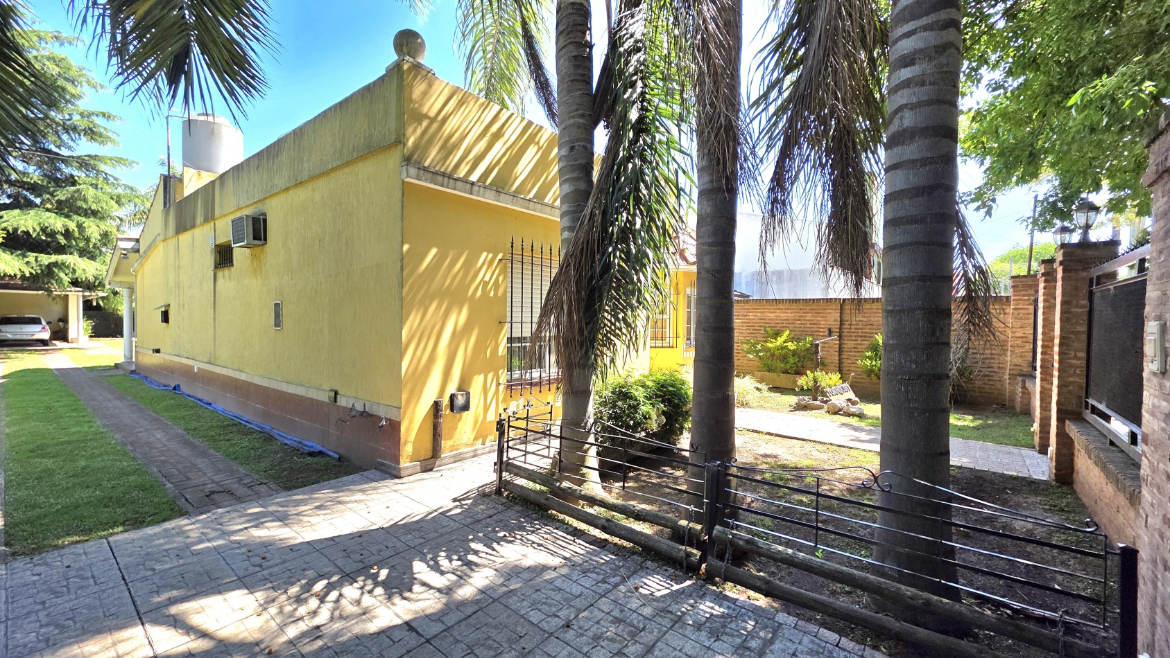 CASA 3 AMBIENTES CON PARQUE Y PILETA