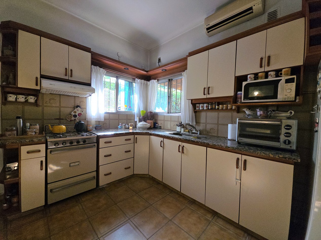 Casa 4 Ambientes en Venta con Parque y Quincho - a 5 Cuadras de la Estacion de Longchamps