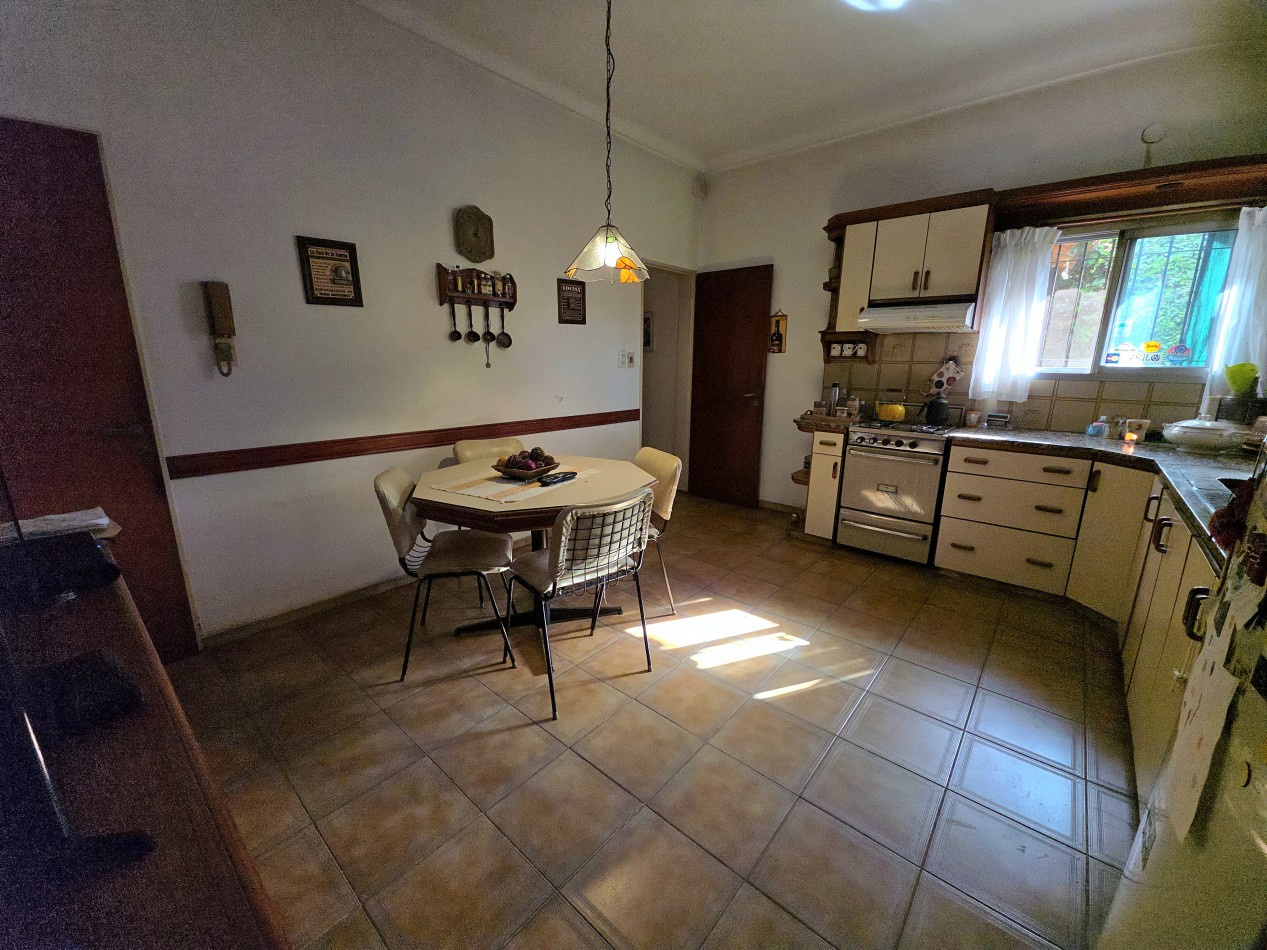 Casa 4 Ambientes en Venta con Parque y Quincho - a 5 Cuadras de la Estacion de Longchamps