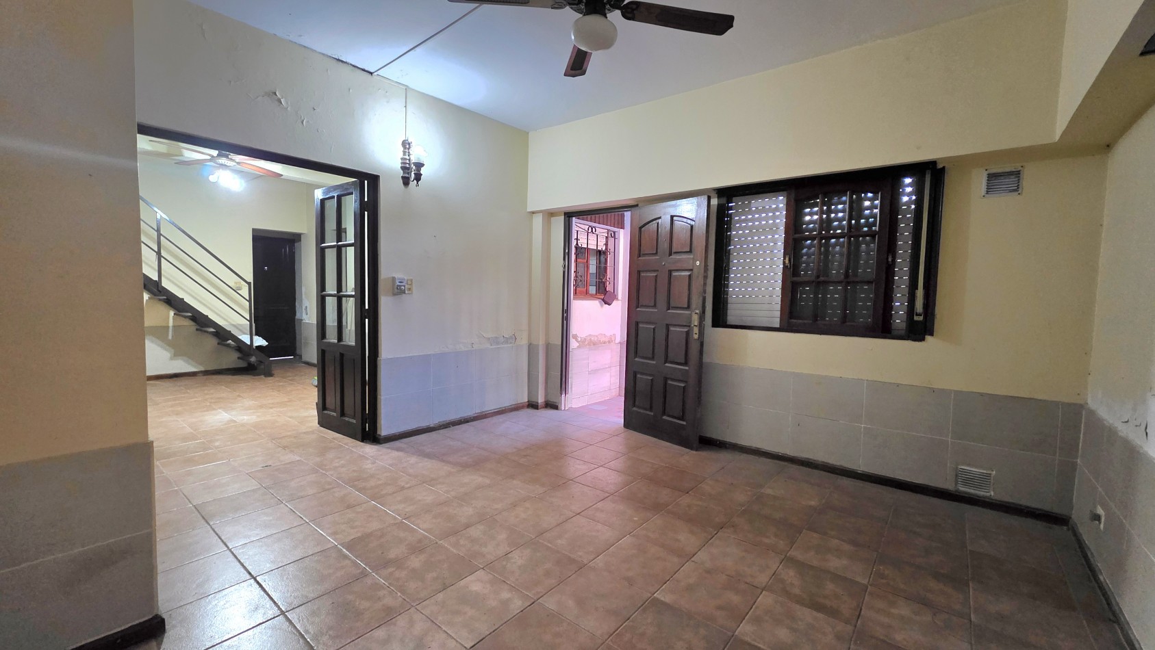 OPORTUNIDAD EN TEMPERLEY - CASA CON TERRAZA Y GRAN POTENCIAL, APTA CREDITO