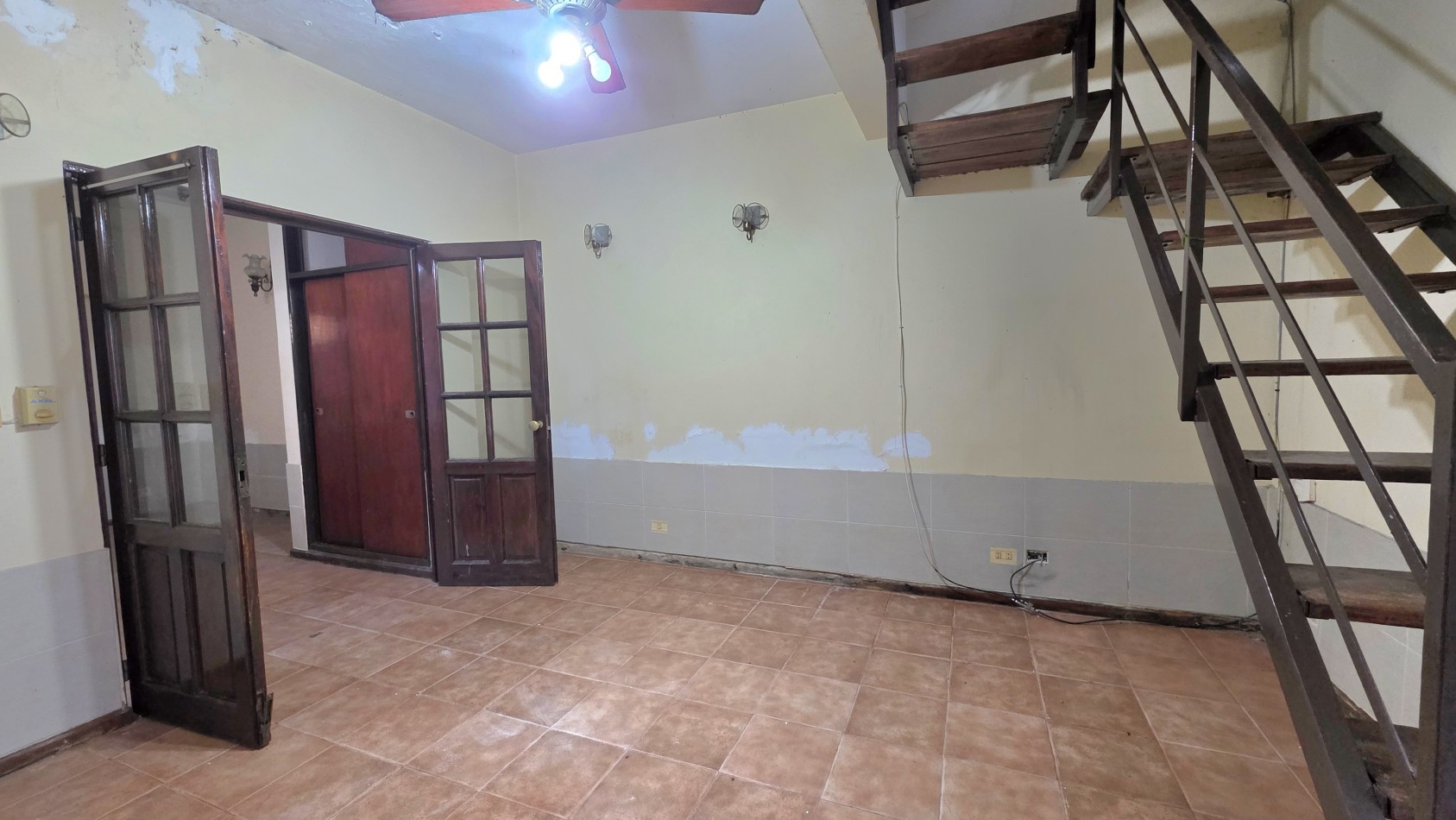 OPORTUNIDAD EN TEMPERLEY - CASA CON TERRAZA Y GRAN POTENCIAL, APTA CREDITO