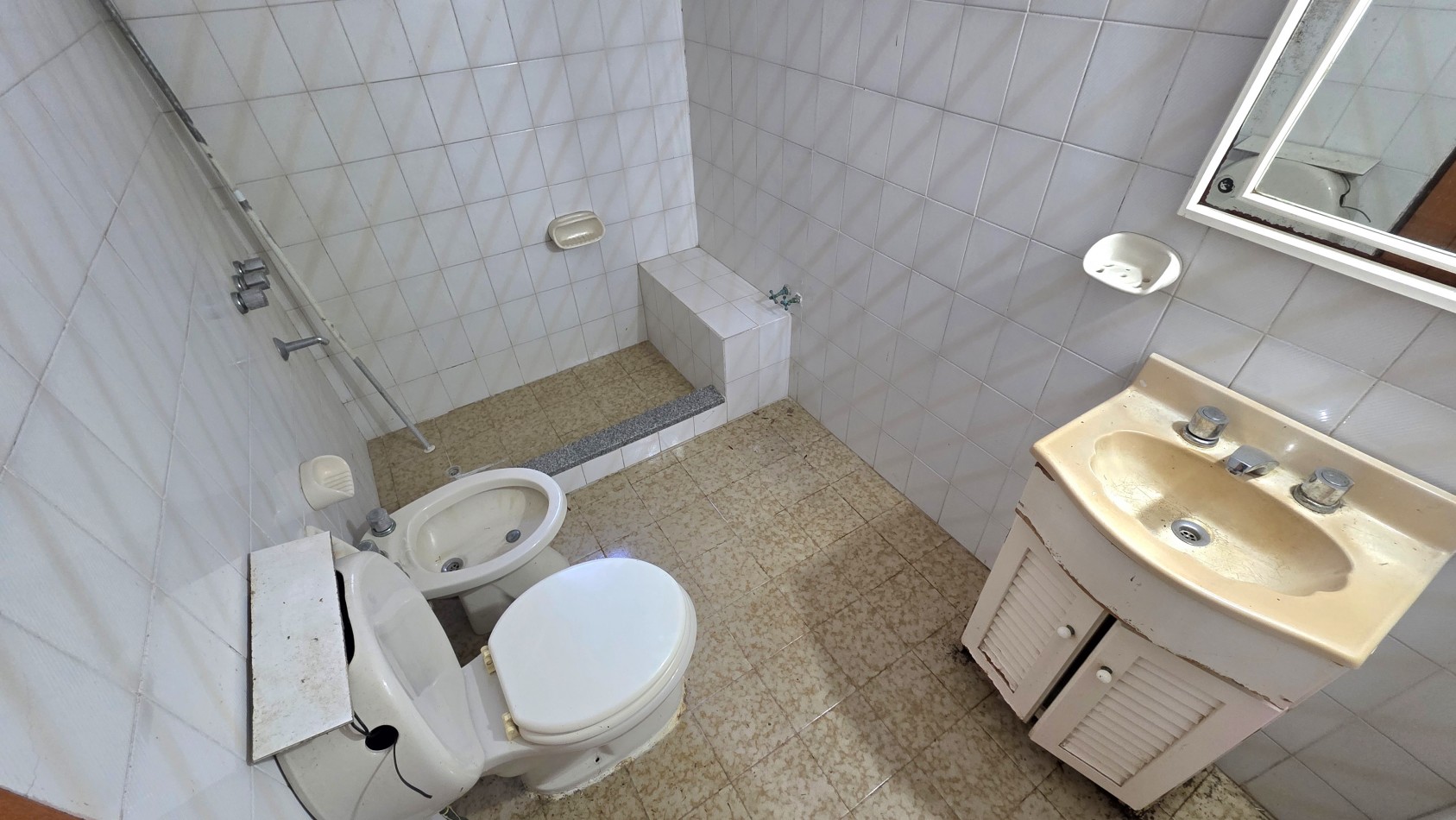 OPORTUNIDAD EN TEMPERLEY - CASA CON TERRAZA Y GRAN POTENCIAL, APTA CREDITO