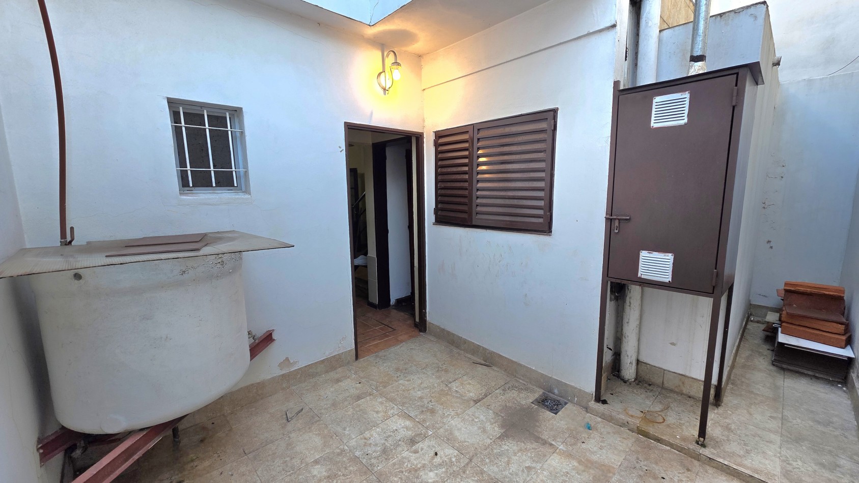 OPORTUNIDAD EN TEMPERLEY - CASA CON TERRAZA Y GRAN POTENCIAL, APTA CREDITO