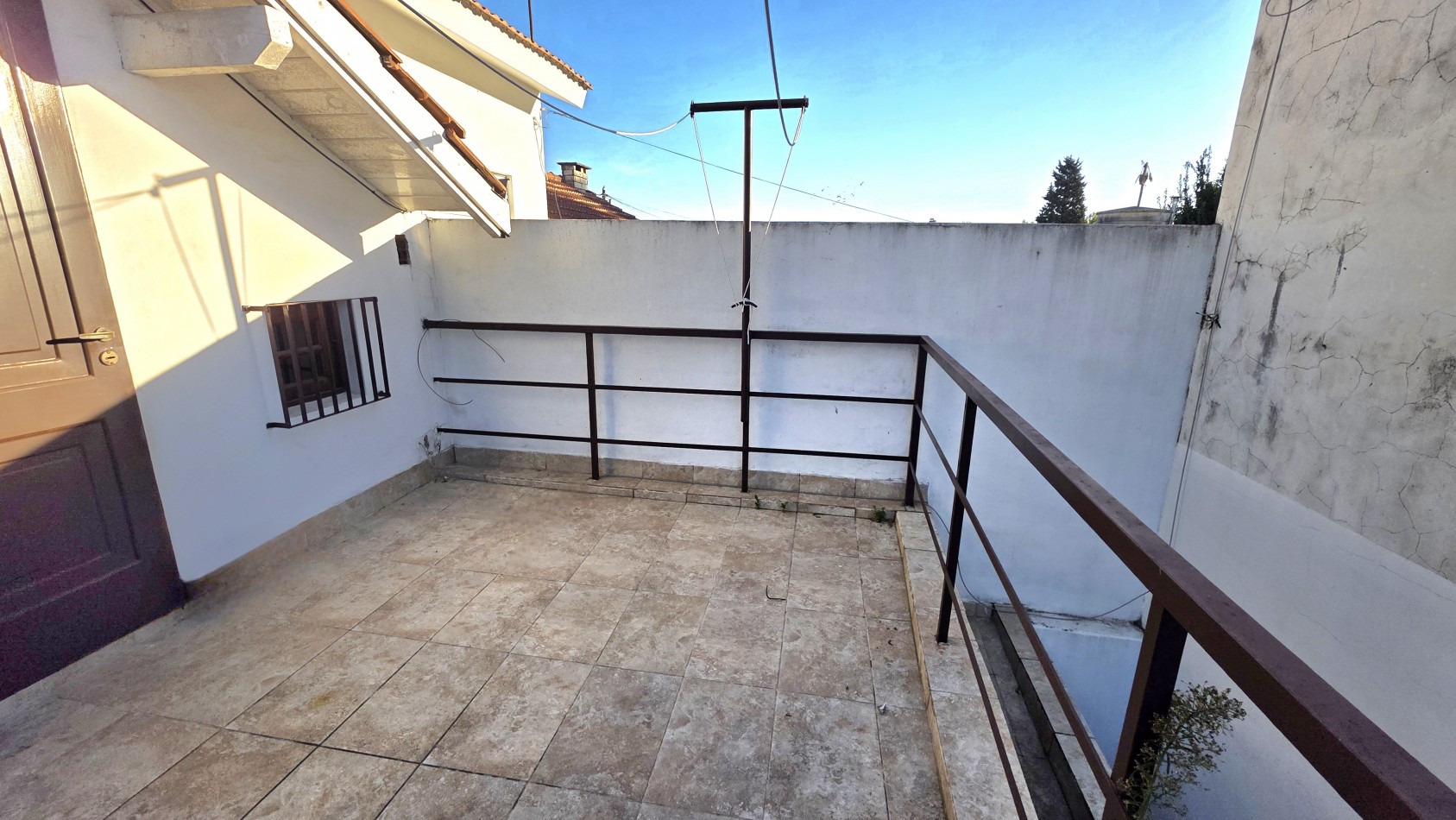 OPORTUNIDAD EN TEMPERLEY - CASA CON TERRAZA Y GRAN POTENCIAL, APTA CREDITO