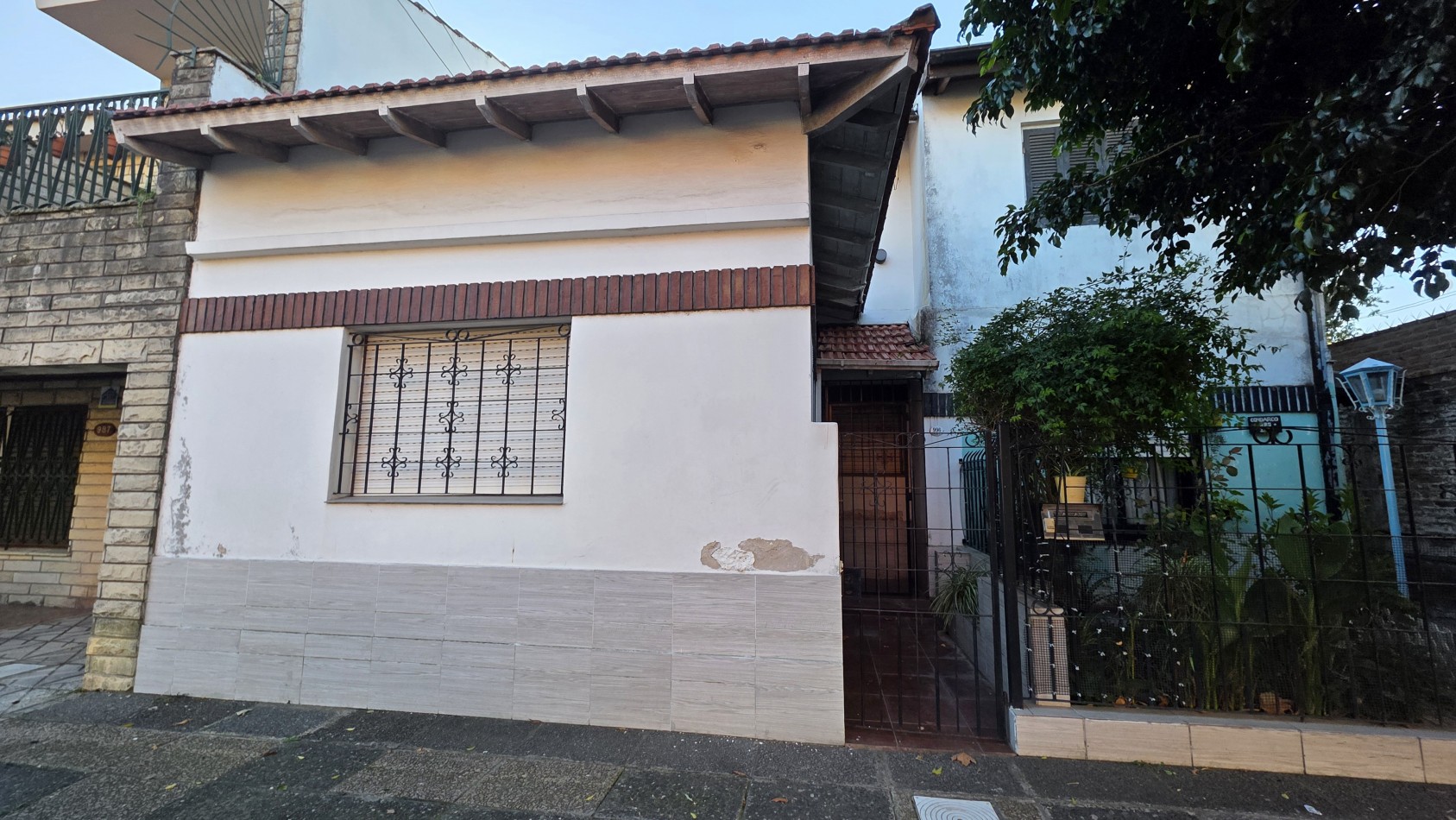 OPORTUNIDAD EN TEMPERLEY - CASA CON TERRAZA Y GRAN POTENCIAL, APTA CREDITO