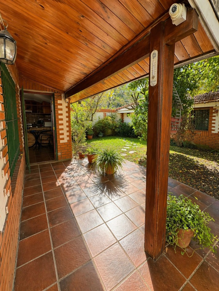 CASA 3 AMBIENTES CON COCHERA Y GRAN PATIO