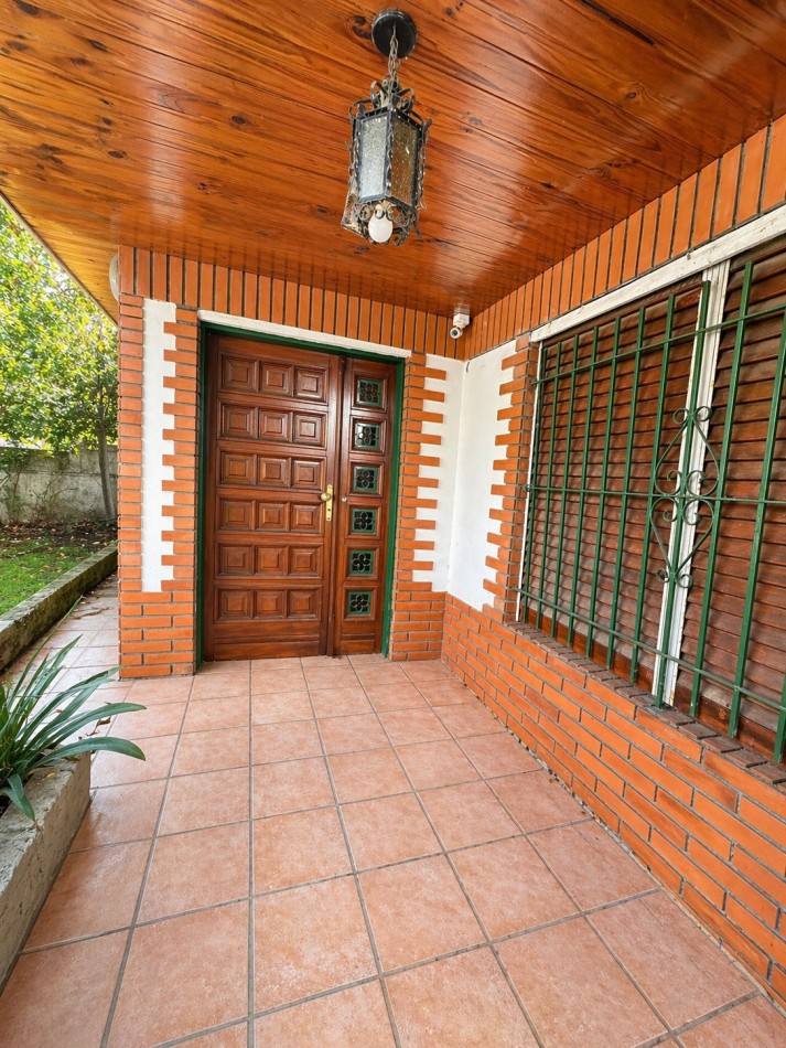 CASA 3 AMBIENTES CON COCHERA Y GRAN PATIO