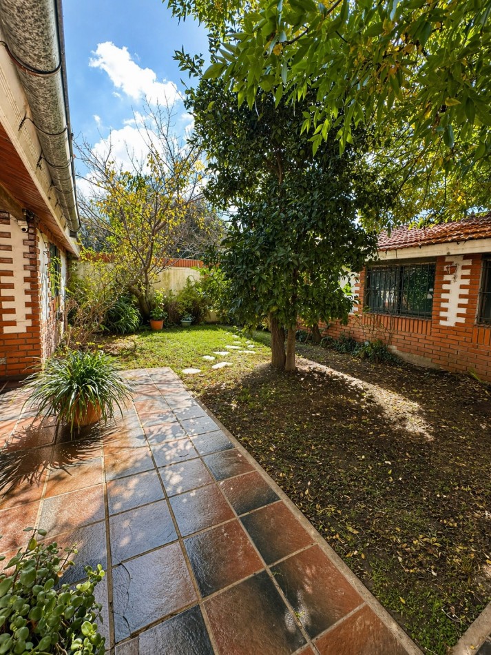 CASA 3 AMBIENTES CON COCHERA Y GRAN PATIO