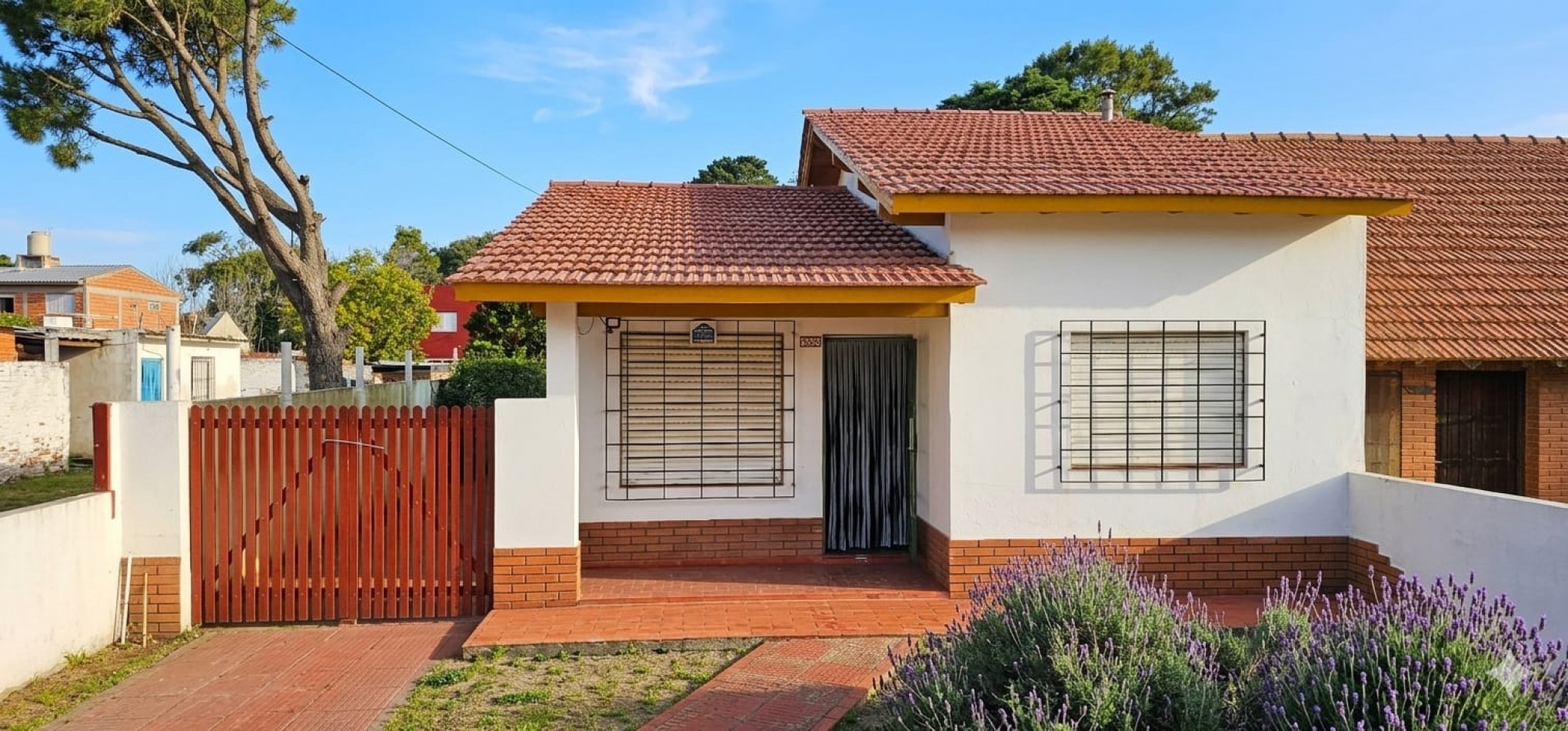 CASA EN VENTA EN LAS TONINAS A 6 CUADRAS DEL MAR - LOTE 10x40 - GAS NATURAL - GRAN POTENCIAL