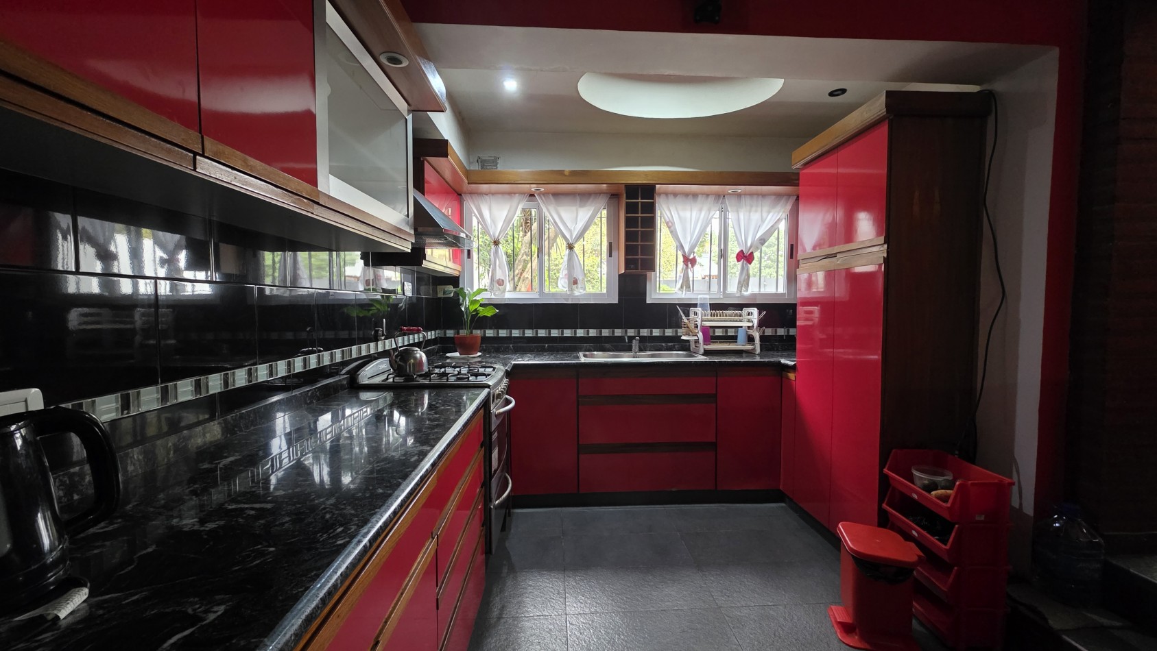 CASA 6 AMBIENTES CON PILETA