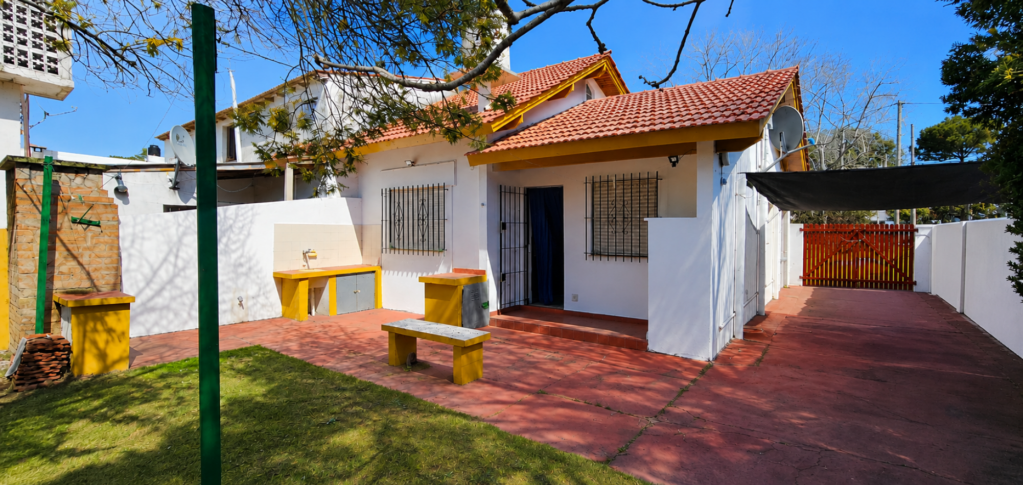 CASA EN VENTA EN LAS TONINAS A 6 CUADRAS DEL MAR - LOTE 10x40 - GAS NATURAL - GRAN POTENCIAL