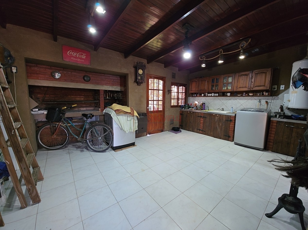 CASA 4 AMBIENTES CON FONDO Y PILETA