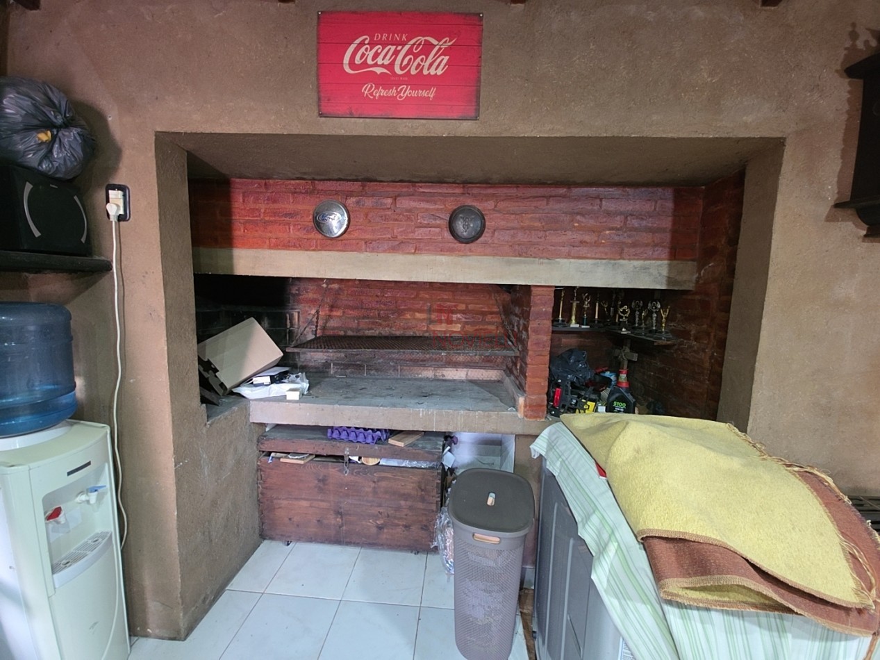CASA 4 AMBIENTES CON FONDO Y PILETA