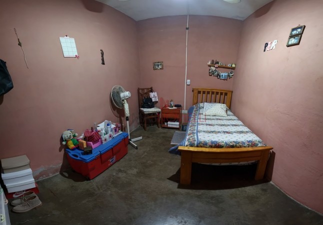 CASA AL FRENTE CON PREFABRICADA AL FONDO
