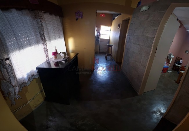 CASA AL FRENTE CON PREFABRICADA AL FONDO