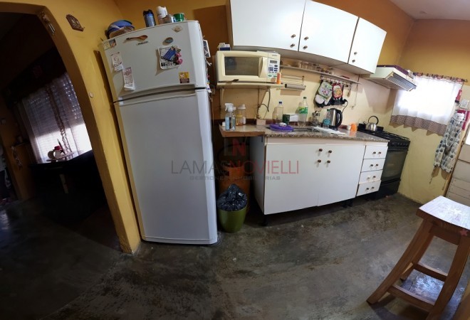 CASA AL FRENTE CON PREFABRICADA AL FONDO