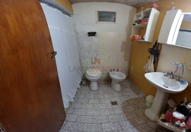 CASA AL FRENTE CON PREFABRICADA AL FONDO