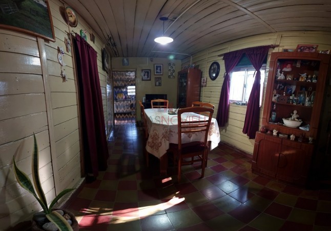 CASA AL FRENTE CON PREFABRICADA AL FONDO