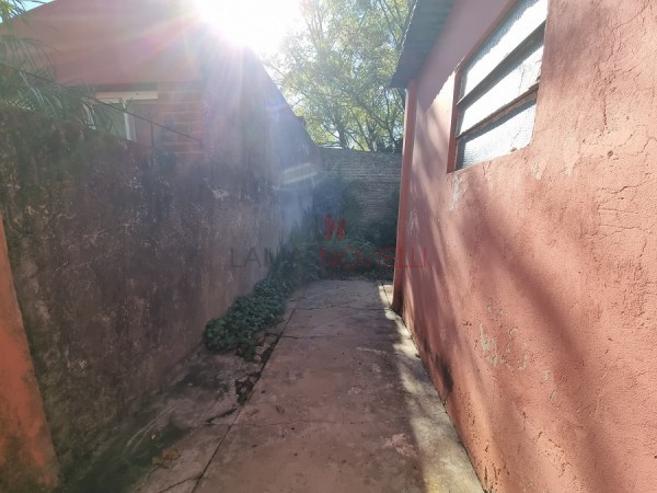 CASA AL FRENTE CON PREFABRICADA AL FONDO