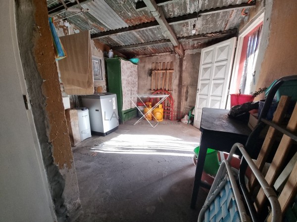 CASA AL FRENTE CON PREFABRICADA AL FONDO