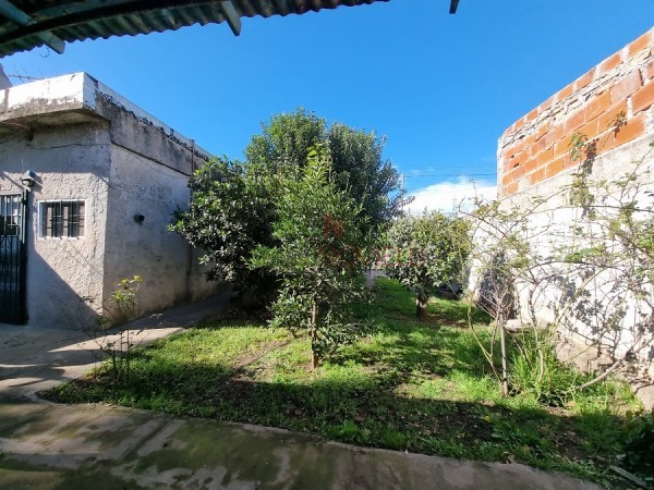 CASA AL FRENTE CON PREFABRICADA AL FONDO