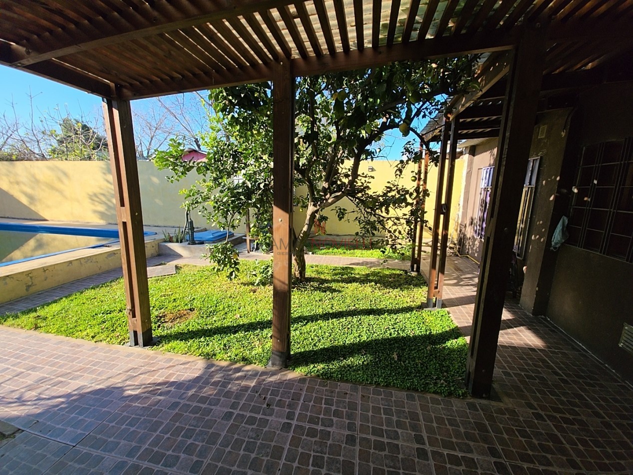 CASA 4 AMBIENTES CON FONDO Y PILETA