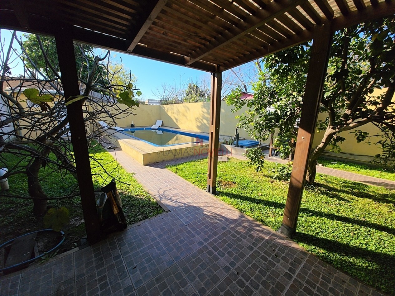 CASA 4 AMBIENTES CON FONDO Y PILETA
