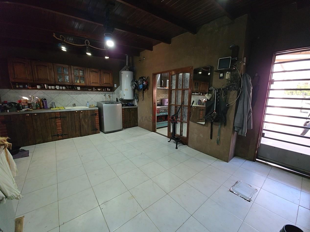 CASA 4 AMBIENTES CON FONDO Y PILETA