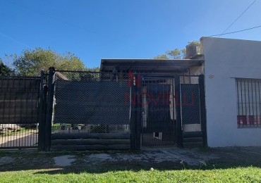 CASA AL FRENTE CON PREFABRICADA AL FONDO